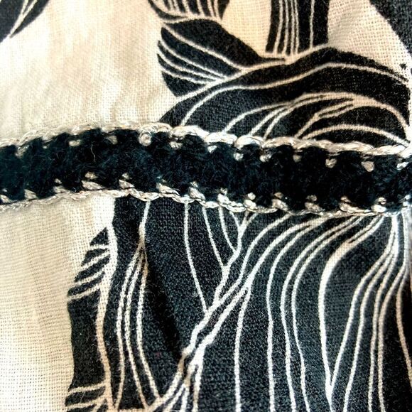 Tahari Linen on or Off Shoulder Floral Black and White blouse w/silver trim - Picture 8 of 15